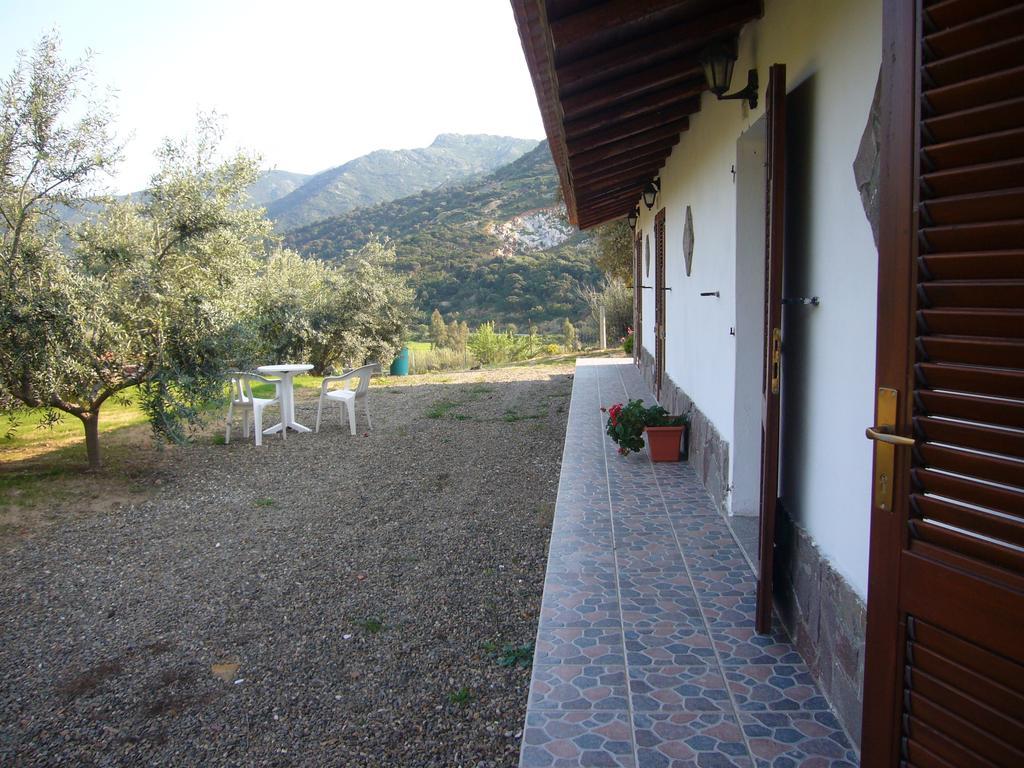 Su Trabi B&B Fluminimaggiore Habitación foto