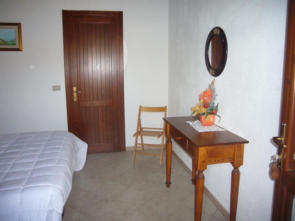 Su Trabi B&B Fluminimaggiore Habitación foto